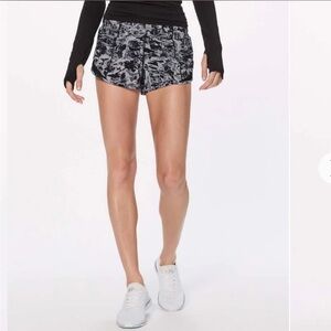 Lululemon Hotty Hot Short II (2.5") Interlaced Alpine White Black / Black